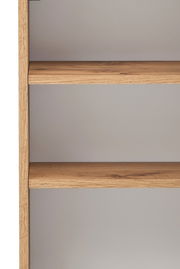 Nahaufnahme eines Hängeschranks mit zwei Holzregalböden in seitlicher Perspektive.