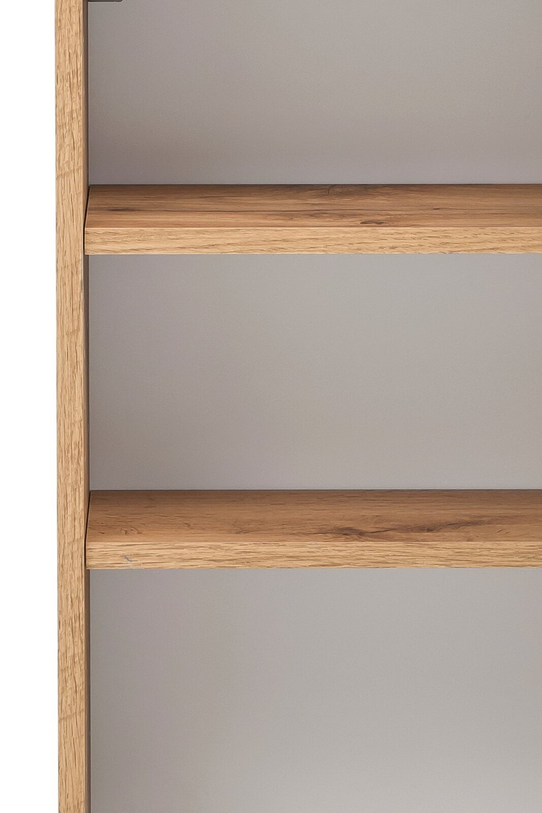 Nahaufnahme eines Hängeschranks mit zwei Holzregalböden in seitlicher Perspektive.