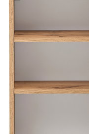 Nahaufnahme eines Hängeschranks mit zwei Holzregalböden in seitlicher Perspektive.