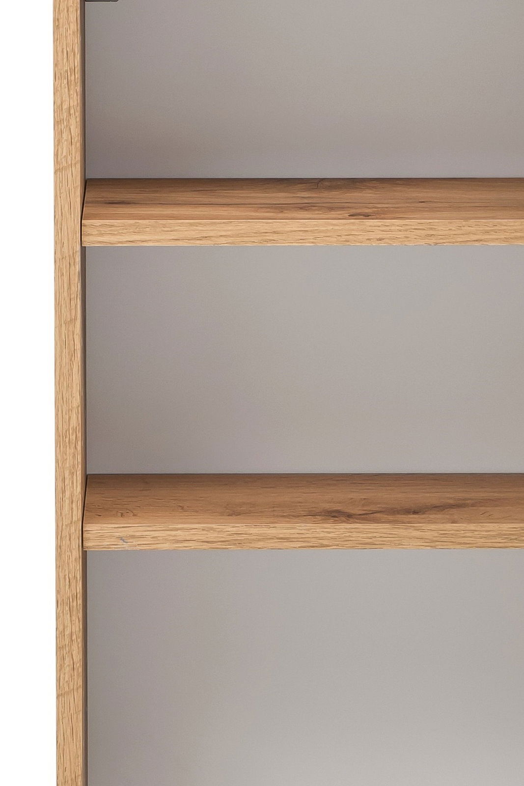 Nahaufnahme eines Hängeschranks mit zwei Holzregalböden in seitlicher Perspektive.