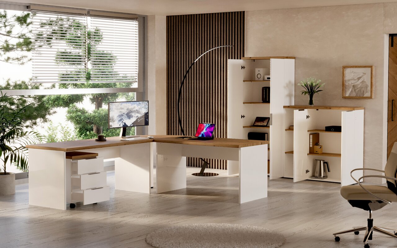 Moderner Eckschreibtisch in einem hellen Büro mit Blick auf einen Garten. Der Schreibtisch hat eine Holzoberfläche und weiße Seitenwände. Links steht ein Rollcontainer mit Schubladen, rechts sind Aktenschränke zu sehen. Perspektive: Frontalansicht.