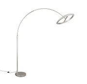 Moderne LED-booglamp in zijaanzicht met ronde voet en gebogen arm.