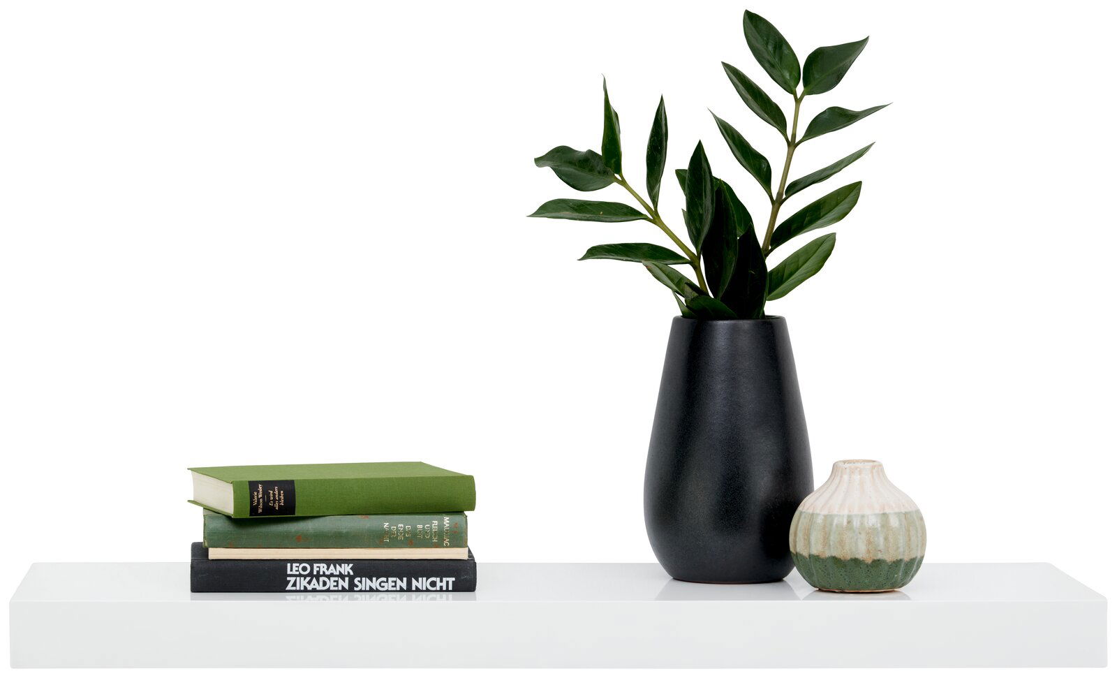 Wandboard 80cm in Weiß mit Dekoration: Bücherstapel, schwarze Vase mit grünen Blättern und kleine Keramikvase, seitliche Perspektive.