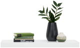 Wandboard 80cm in Weiß mit Dekoration: Bücherstapel, schwarze Vase mit grünen Blättern und kleine Keramikvase, seitliche Perspektive.