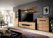 Modernes Wohnzimmer mit Wohnwand aus hellem Holz und schwarzen Akzenten, TV auf Lowboard, Vitrine links und Kommode rechts, aufgenommen in schräger Frontansicht.