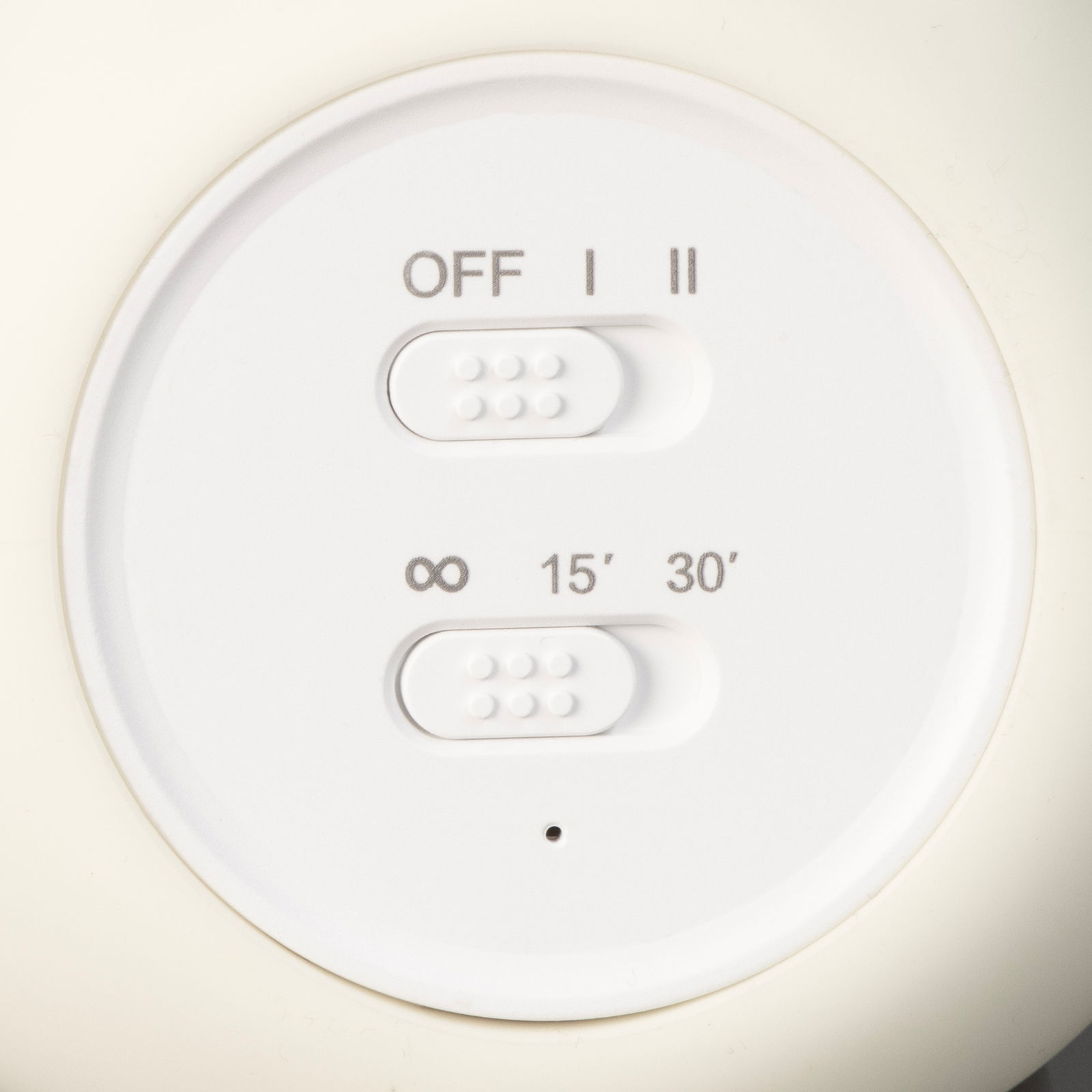 Nahaufnahme der Bedienelemente einer Akku-Nachtleuchte MANGO mit Schiebeschaltern für Ein/Aus und Timer-Einstellungen.