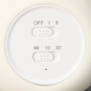 Nahaufnahme der Bedienelemente einer Akku-Nachtleuchte MANGO mit Schiebeschaltern für Ein/Aus und Timer-Einstellungen.