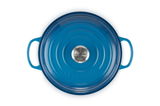 Blaue runde Gusseisen-Kasserolle von oben mit zwei Griffen und Edelstahlknauf, Marke Le Creuset.