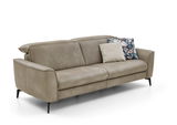 Beiges 3er-Sofa mit zwei dekorativen Kissen, seitliche Perspektive