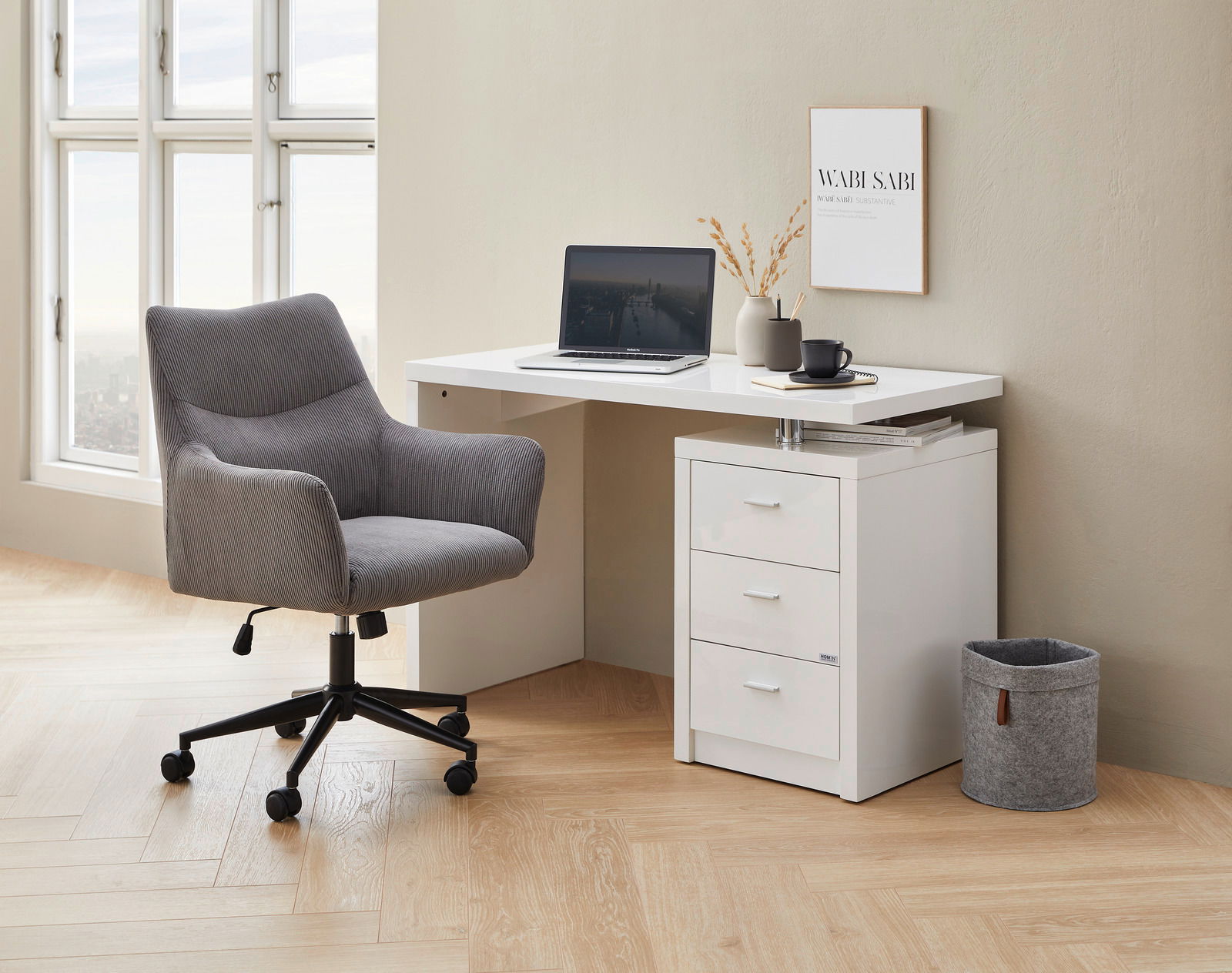 Grauer Drehstuhl in einem modernen Büro, seitliche Perspektive