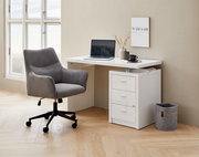 Grauer Drehstuhl in einem modernen Büro, seitliche Perspektive