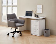 Grauer Drehstuhl in einem modernen Büro, seitliche Perspektive