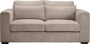 Beiges 2-Sitzer-Sofa mit Cordbezug, breiten Armlehnen und zwei Sitz- sowie Rückenkissen, Frontansicht.