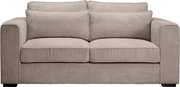 Beiges 2-Sitzer-Sofa mit Cordbezug, breiten Armlehnen und zwei Sitz- sowie Rückenkissen, Frontansicht.