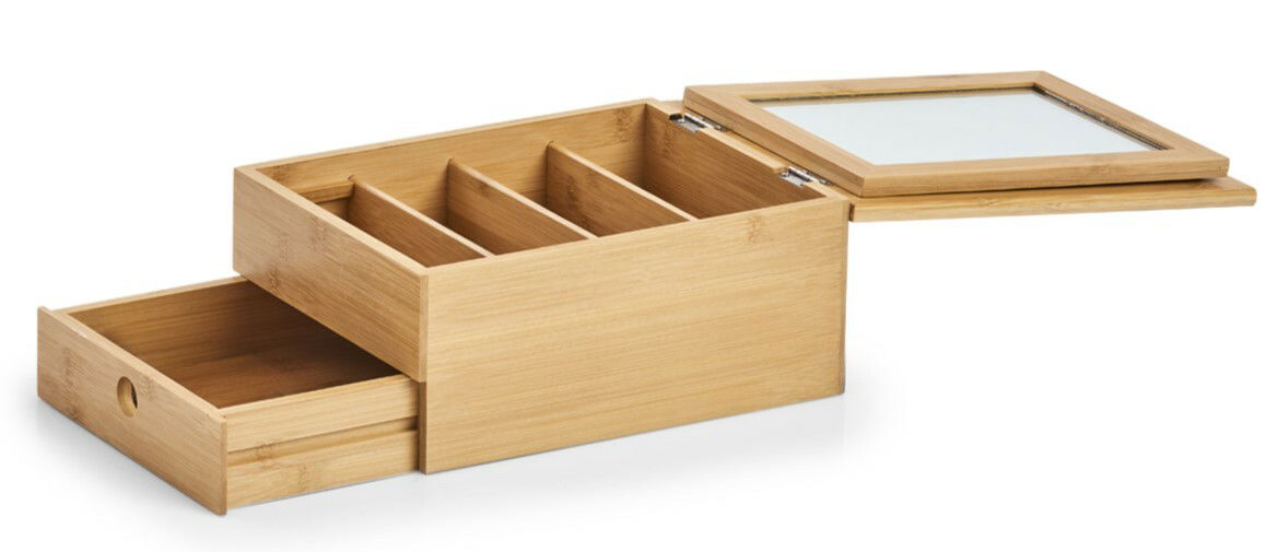 Offenes Schmuckkästchen aus Holz mit mehreren Fächern und einem Spiegel, seitliche Perspektive