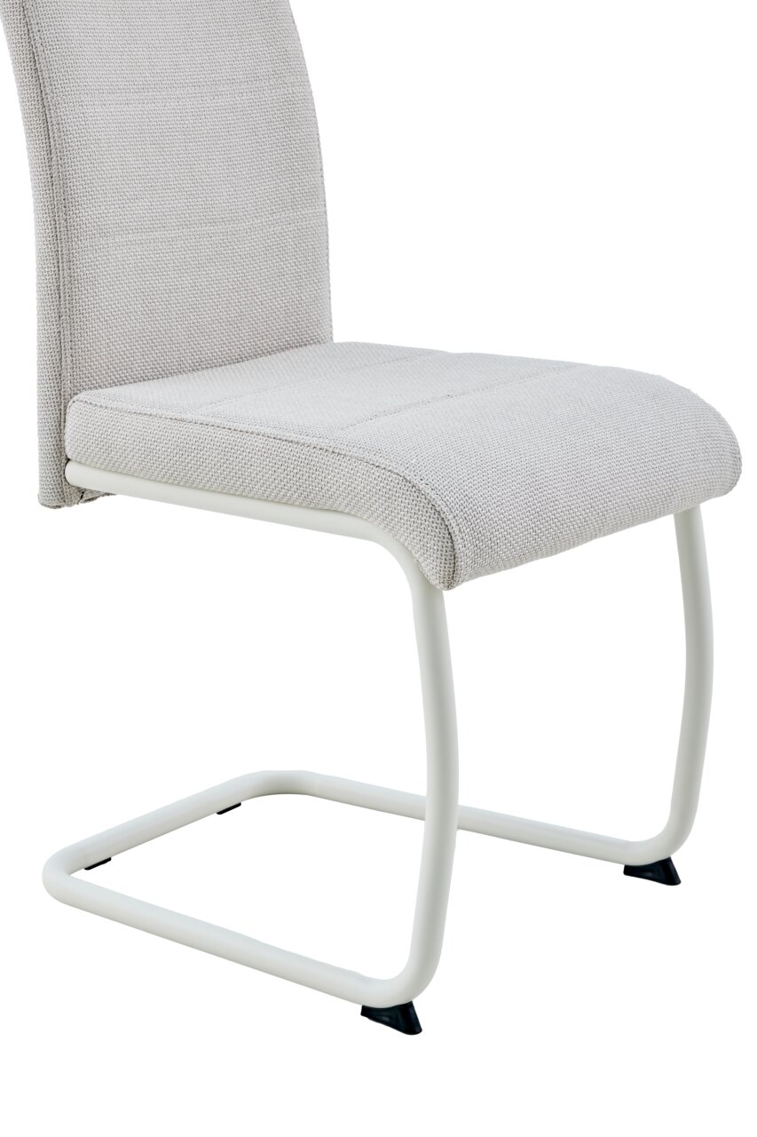 Gepolsterter Freischwinger-Stuhl mit hellgrauem Stoffbezug und weißem Metallgestell, schräg von vorne links auf weißem Hintergrund fotografiert