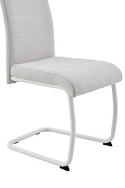 Gepolsterter Freischwinger-Stuhl mit hellgrauem Stoffbezug und weißem Metallgestell, schräg von vorne links auf weißem Hintergrund fotografiert