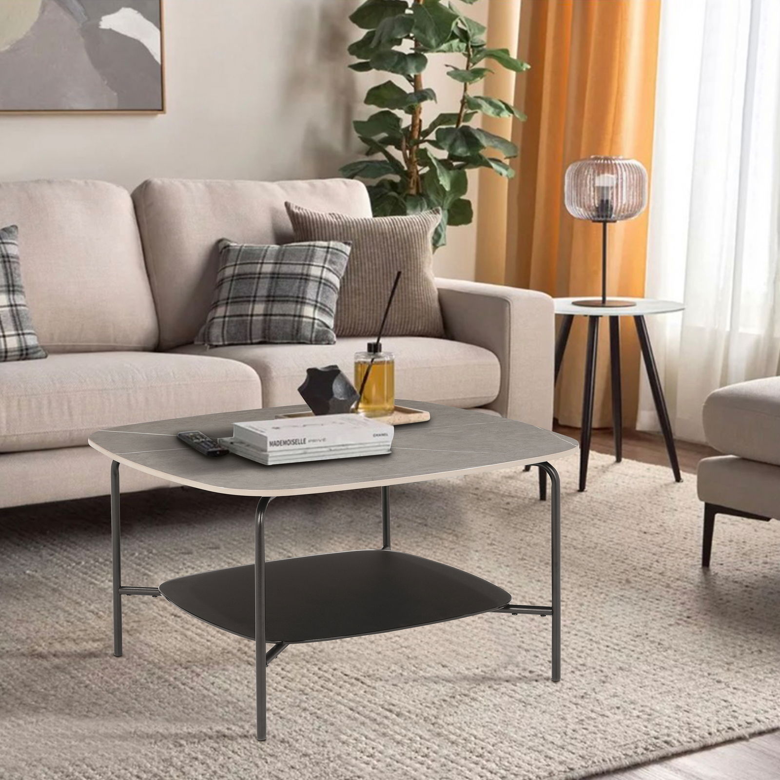 Moderner Beistelltisch in einem gemütlichen Wohnzimmer, frontal betrachtet, mit einem Buch und einer Fernbedienung darauf.