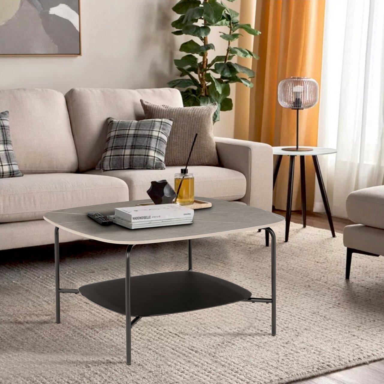 Z2 Beistelltisch FRANCA Moderner Beistelltisch in einem gemütlichen Wohnzimmer, frontal betrachtet, mit einem Buch und einer Fernbedienung darauf.