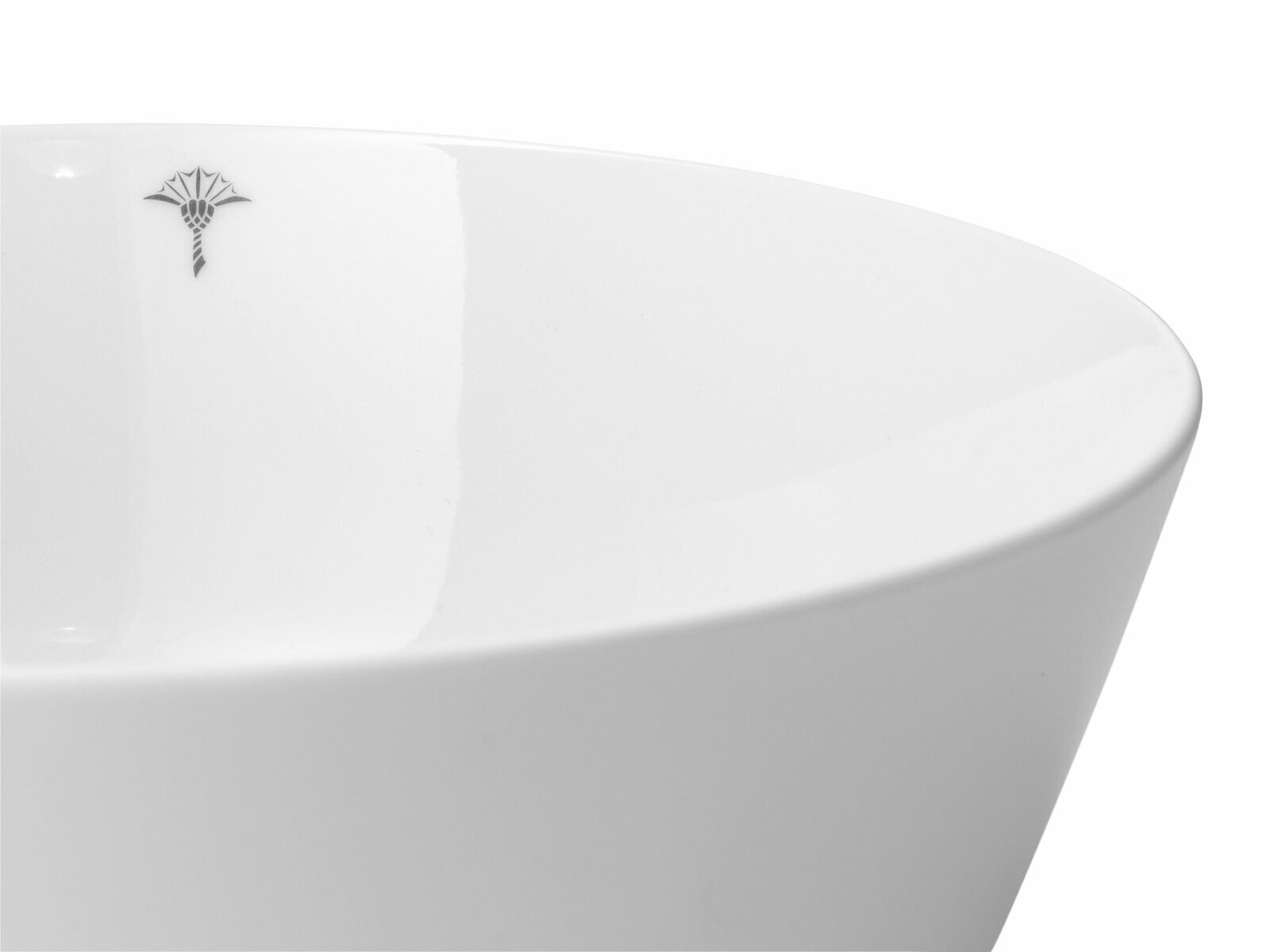 Nahaufnahme einer weißen Schale mit einem dezenten Logo auf der Innenseite, seitliche Perspektive