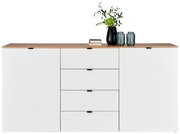 Modern dressoir met witte voorkant en houten blad, versierd met planten en kaarsen, vooraanzicht