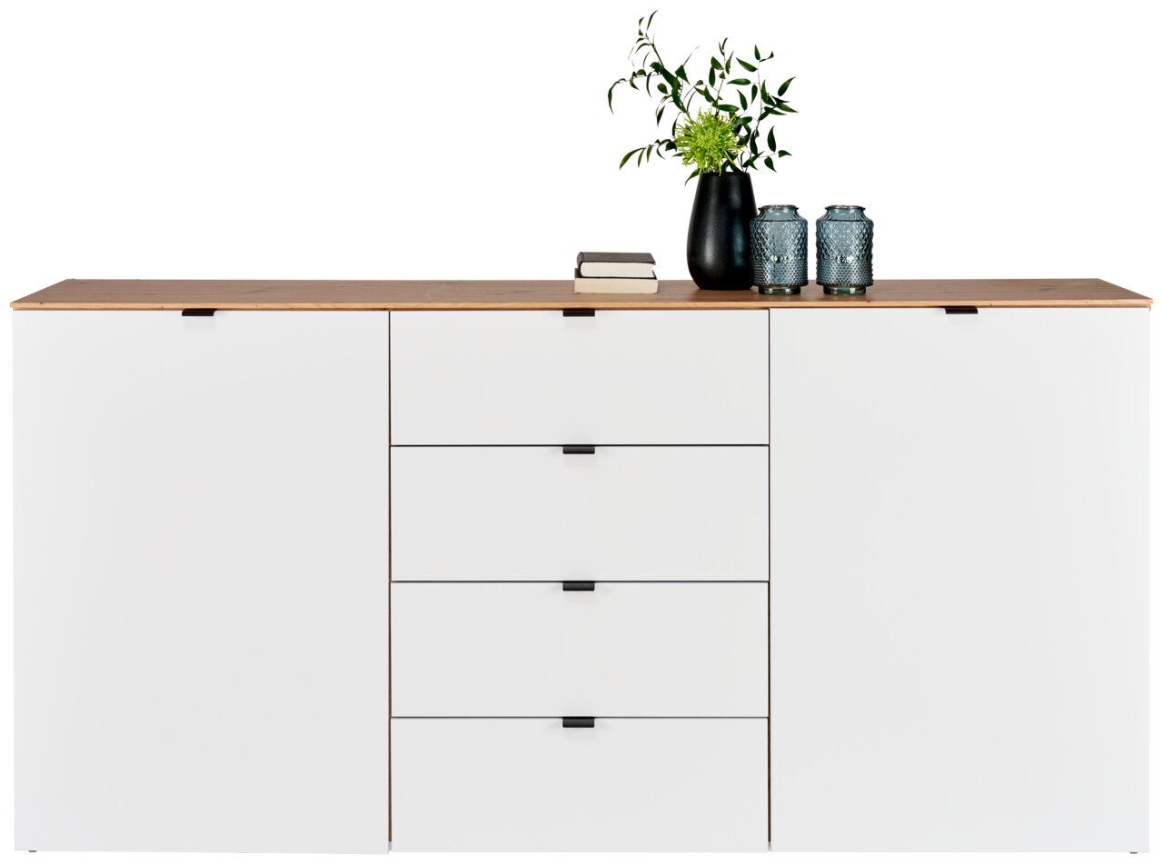Modern dressoir met witte voorkant en houten blad, versierd met planten en kaarsen, vooraanzicht