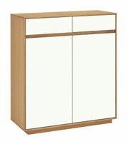 Moderner Schuhschrank aus Holz mit weißen Fronten, seitliche Perspektive