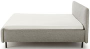 Graues Polsterbett in Frontalansicht mit schlichtem Design und schwarzem Gestell.