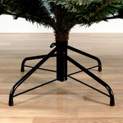 Nahaufnahme eines stabilen Metallständers für einen Weihnachtsbaum auf einem Holzboden, seitliche Perspektive.