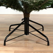 Nahaufnahme eines stabilen Metallständers für einen Weihnachtsbaum auf einem Holzboden, seitliche Perspektive.