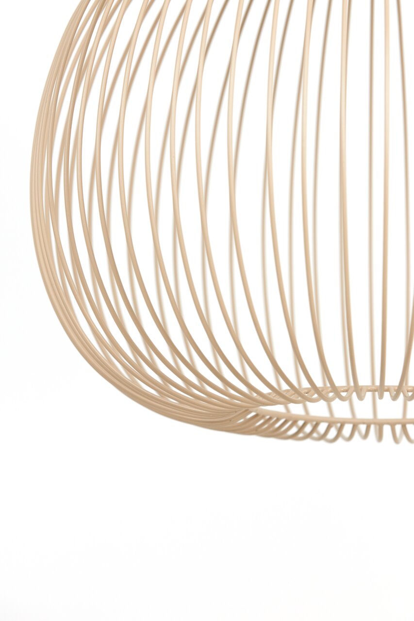Nahaufnahme einer modernen Hängeleuchte mit einem eleganten, offenen Drahtdesign in Beige.