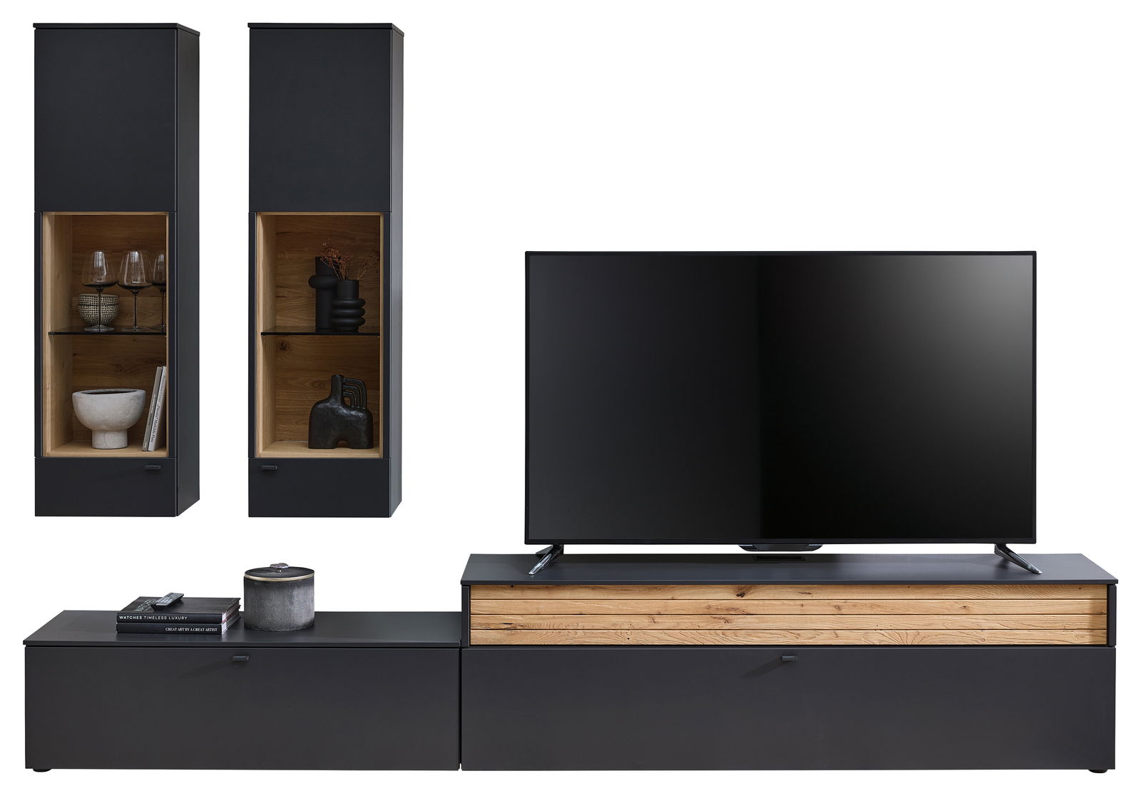 Venjakob Wandkombination LUMEA in moderner Perspektive, bestehend aus zwei hohen Vitrinen und einem TV-Board mit Holz- und Glaselementen.