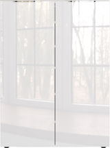 Schuhschrank mit zwei Türen, frontale Ansicht, vor einem Fenster platziert.