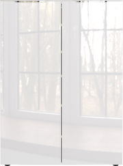 Schuhschrank mit zwei Türen, frontale Ansicht, vor einem Fenster platziert.