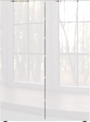 Schuhschrank mit zwei Türen, frontale Ansicht, vor einem Fenster platziert.