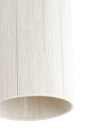 Nahaufnahme eines cremefarbenen, gerippten Stoffmaterials mit sichtbarer Struktur, Detailansicht von schräg unten auf die abgerundete Kante