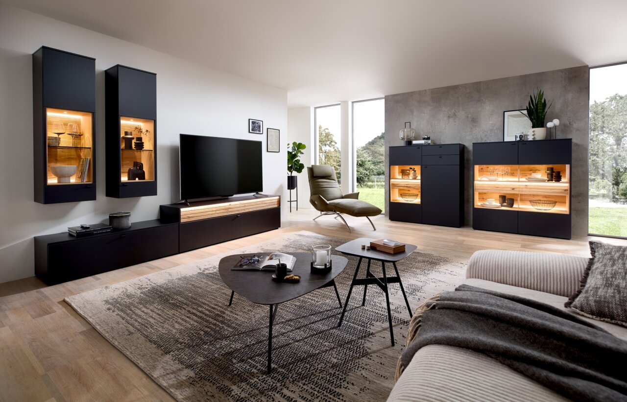 Venjakob Highboard LUMEA Modernes Wohnzimmer mit stilvollem Highboard in dunklem Design, seitliche Perspektive.