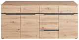 Frontansicht eines XL-Sideboards aus hellem Holz mit mehreren Schubladen und Türen.
