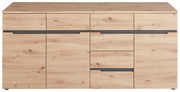 Frontansicht eines XL-Sideboards aus hellem Holz mit mehreren Schubladen und Türen.