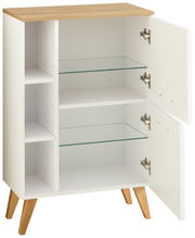 Moderner Unterschrank mit weißem Korpus, Holztop und offenen Türen, aus der Perspektive von vorne links.