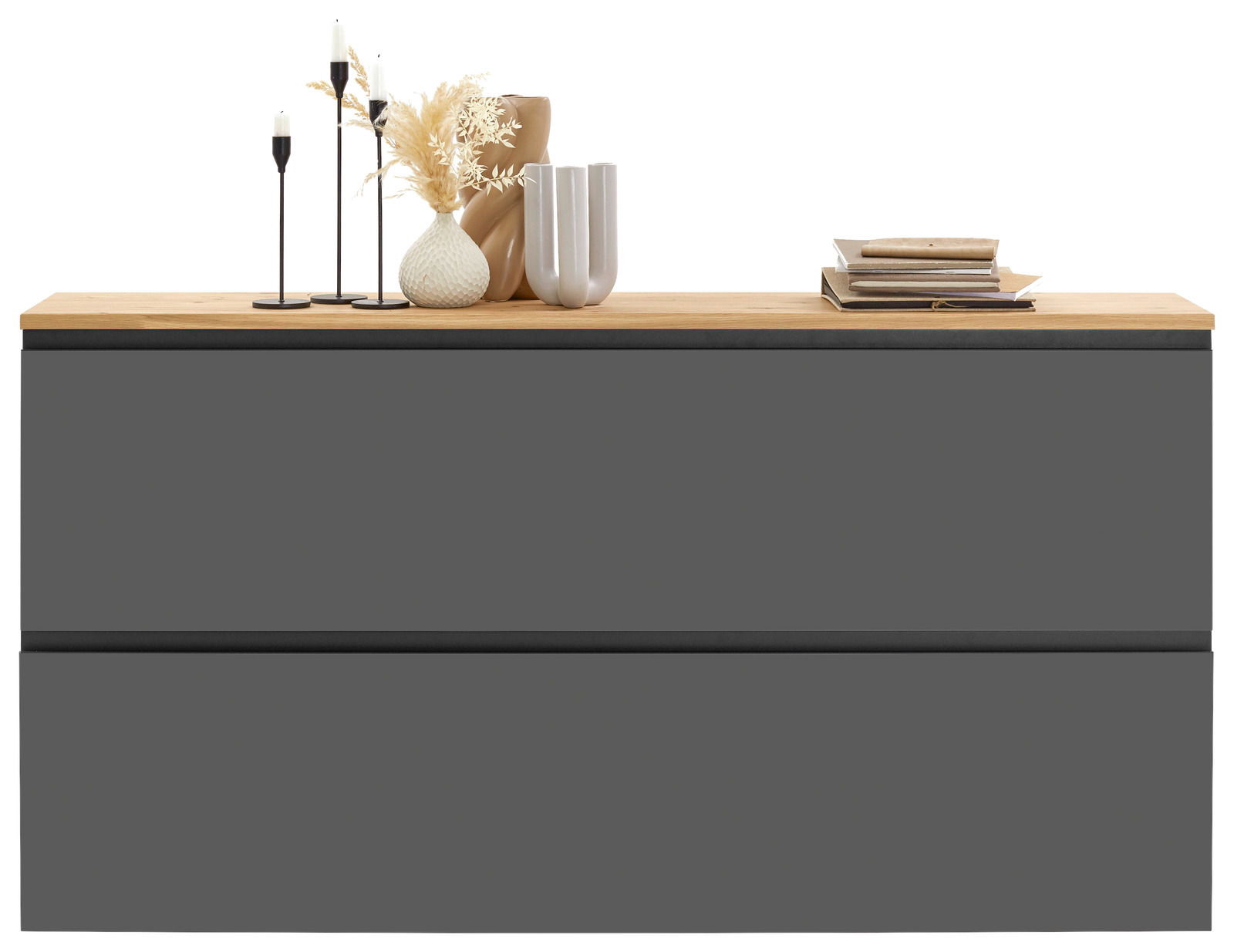 Moderner Hängeschuhschrank in dunklem Grau mit Holzoberfläche, dekoriert mit Kerzenhaltern, Vasen und Büchern, frontale Perspektive.