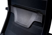 Rückansicht eines Bürostuhls mit ergonomischer Rückenlehne und atmungsaktivem Netzstoff.