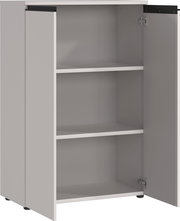 Aktenschrank mit zwei offenen Türen und drei Regalböden, seitliche Perspektive