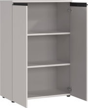 Aktenschrank mit zwei offenen Türen und drei Regalböden, seitliche Perspektive
