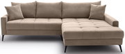 Beige Ecksofa mit Rillenstruktur, zwei Kissen und schwarzen Beinen, Perspektive von vorne.