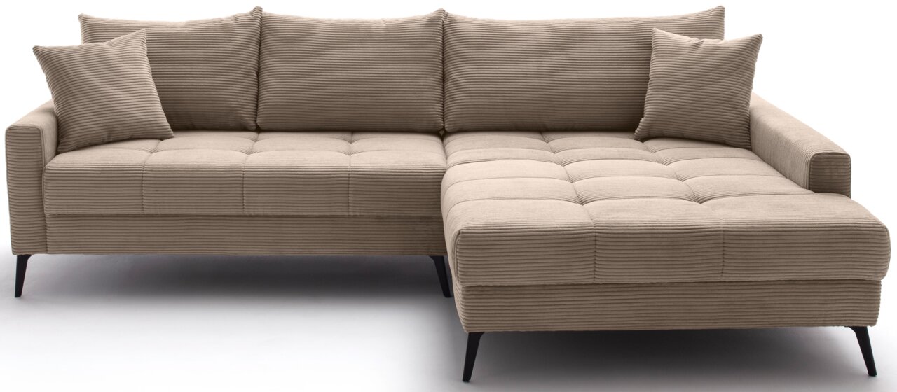 Beige Ecksofa mit Rillenstruktur, zwei Kissen und schwarzen Beinen, Perspektive von vorne.
