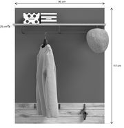 Garderobenkombination mit einer Kleiderstange, zwei dekorativen Boxen auf einem Regalbrett und einem grauen Wandhaken, frontal abgebildet.