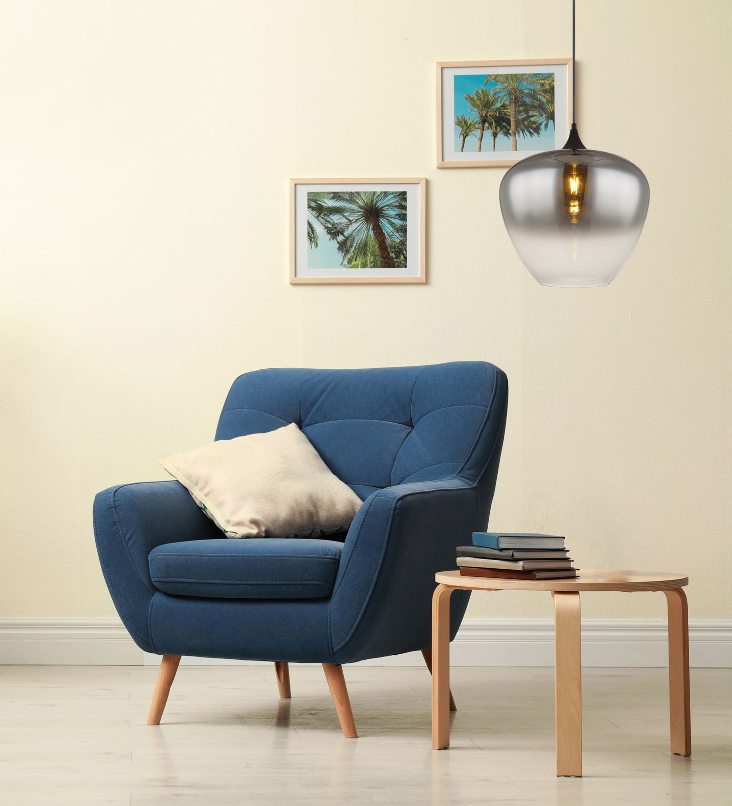 Moderne Hängeleuchte MAXY in einem gemütlichen Wohnzimmer, Perspektive von vorne.