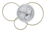 Moderne led-plafondlamp met drie cirkelvormige elementen, gezien van onderaf.