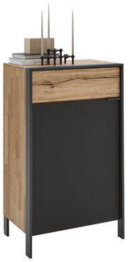 Schmaler Schuhschrank aus Holz mit dunkler Front, dekoriert mit Büchern und Kerzen, seitliche Perspektive